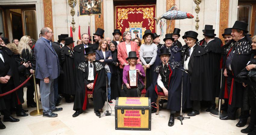 Manuela Carmena y la Alegre Cofradía del Entierro de la Sardina despiden el carnaval