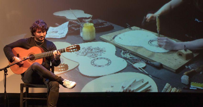 Actuación de un lutier y un guitarrista en la presentación del festival Flamenco Madrid. 