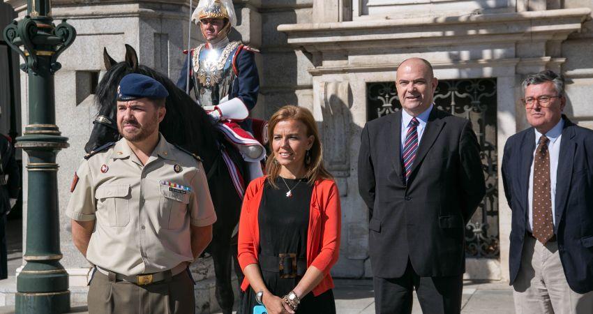 La concejala delegada de Turismo del Ayuntamiento de Madrid, Almudena Maíllo, asiste al relevo solemne de la guardia en el Palacio Real de Madrid