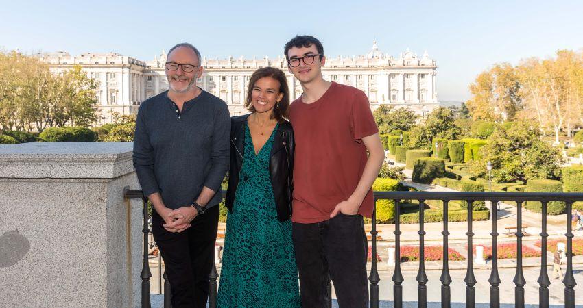 Isaac Hempstead-Wright, Almudena Maíllo y Liam Cunningham