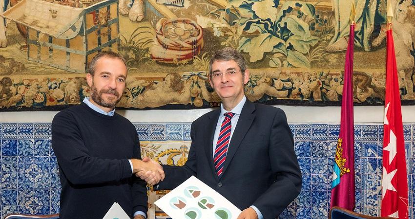 El director de Turismo de Madrid Destino, Miguel Sanz, y el presidente de la Asociación Española de Profesionales del Turismo (AEPT), Santiago Aguilar