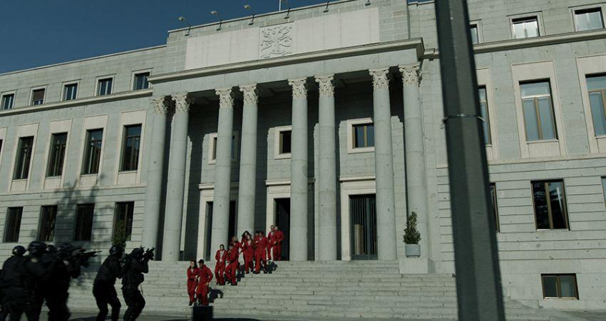 Fotograma de La Casa de Papel. La sede del CSIC es su ficticia Fábrica de Moneda y Timbre en la serie ©Vancouver Media y Netflix
