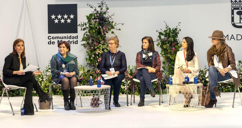 Mesa redonda "Mujeres construyendo destino"