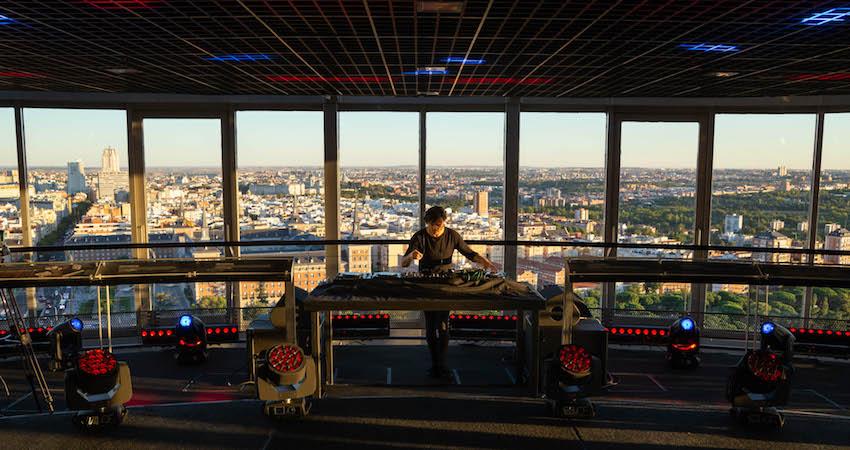 Sesión especial de música electrónica de la mano del dj madrileño Óscar Mulero en el Faro de Moncloa