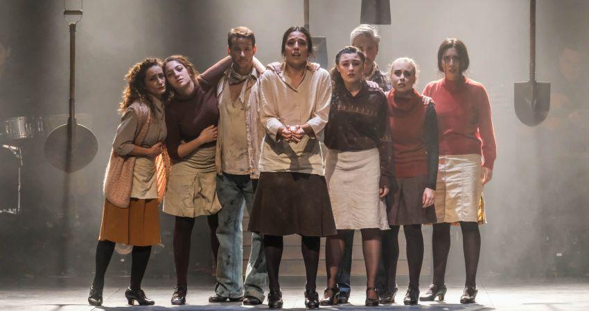 ‘Lota, las mujeres del carbón’ es una pieza en la que dramaturgia, música y danza se entremezclan. 