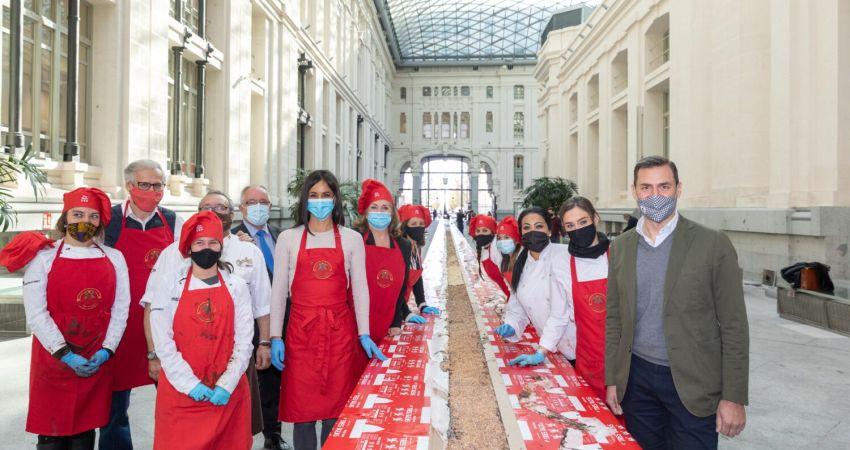Cibeles acoge el turrón más largo del mundo, con 50 metros de longitud