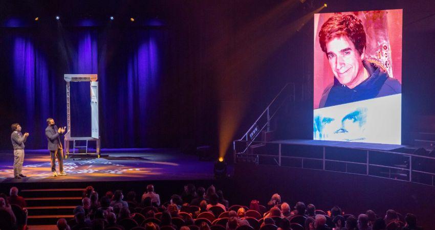 Almeida entrega el Premio Madrid Ciudad Mágica a David Copperfield en el Teatro Circo Price