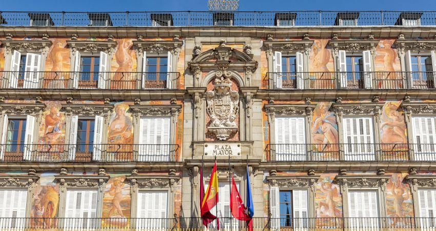 El proyecto de rehabilitación de la fachada principal de la Casa de la Panadería ha finalizado.