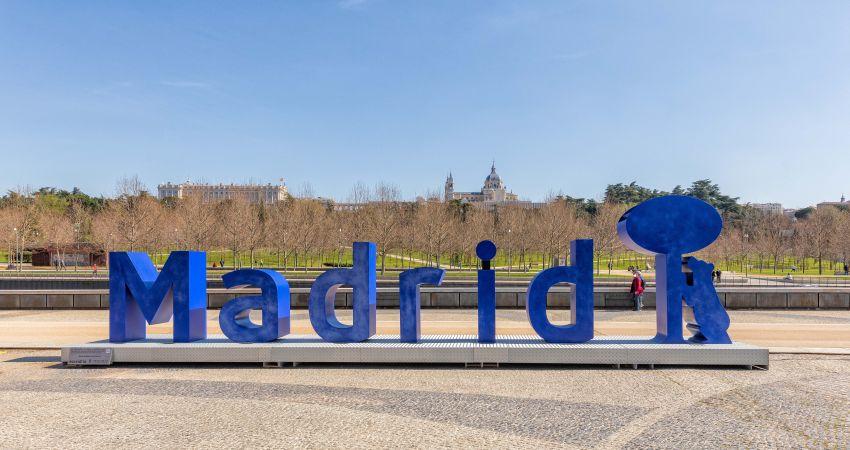 na escultura de vidrio gigante con la palabra ‘Madrid’ junto al Oso y el Madroño rinde tributo a los madrileños y su compromiso con el reciclaje