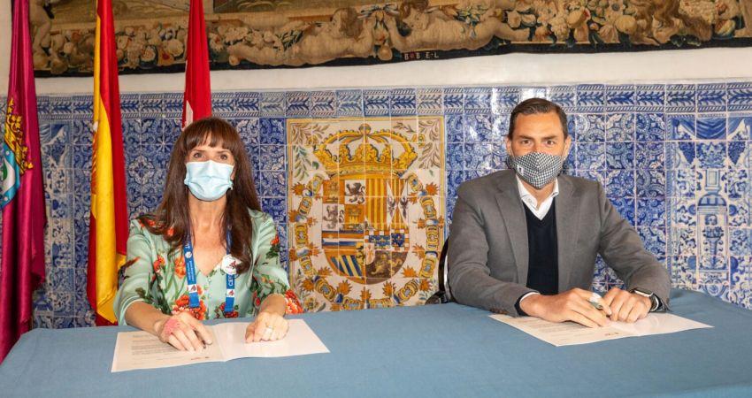 El director de Turismo del Ayuntamiento de Madrid, Héctor Coronel, y la presidenta de la Asociación Profesional de Guías de Turismo (APIT), Rosa Lisandra, han firmado esta mañana el acuerdo de colaboración para la organización y celebración de la tercera edición del Premio Mejor Visita Guiada de Madrid.