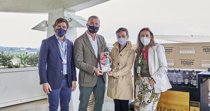 Maíllo entrega el premio de la carrera Gastrofestival celebrada en el Hipódromo de Madrid