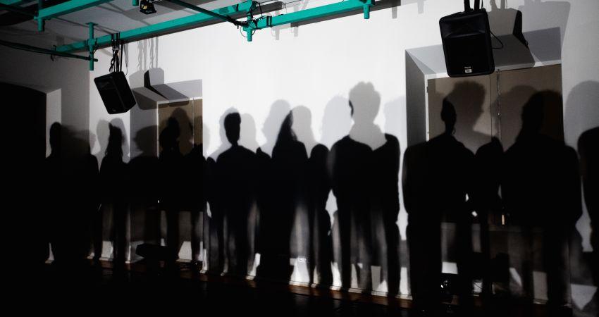 Espalda contra espalda en la performance Turning Backs, en el Centro de Cultura Contemporánea Condeduque