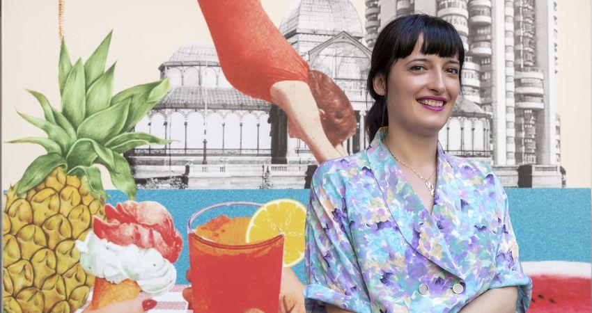 La diseñadora Lara Lars junto al cartel de Veranos de la Villa 2021