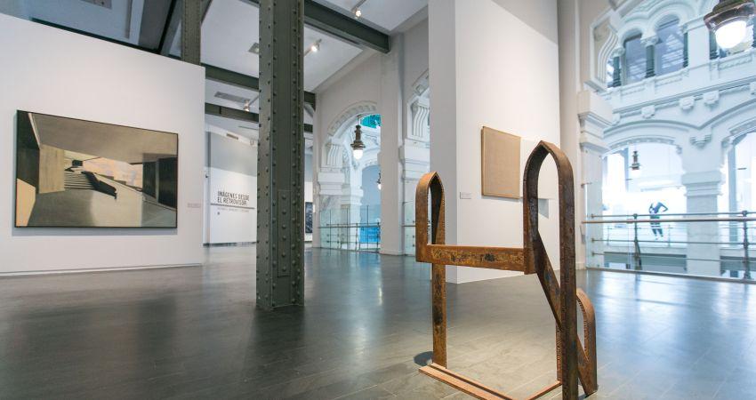 'Imágenes desde el retrovisor: distantes, aparentes, espejadas