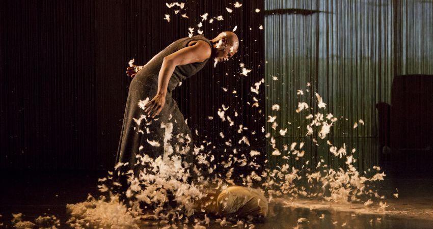 A un endroit du debut Germaine Acogny(C)Thomas Dorn