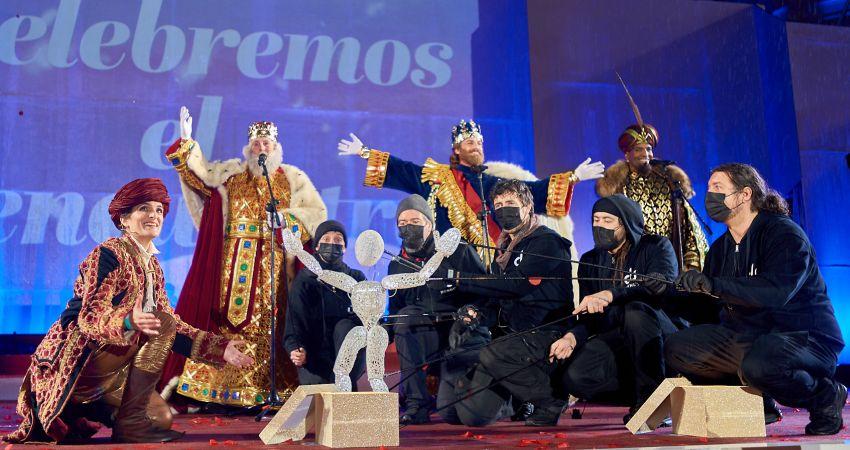 Los Reyes Magos entregan sus regalos a Celia en el Palacio de Cibeles 