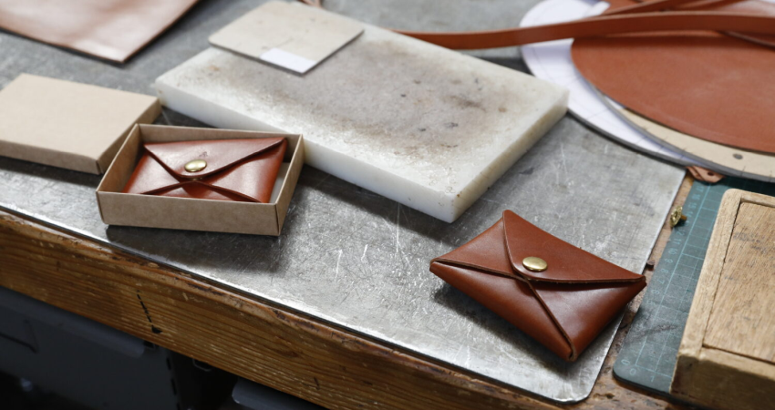 Oficio Estudio trabaja en su estudio artesanalmente artículos de cuero. 