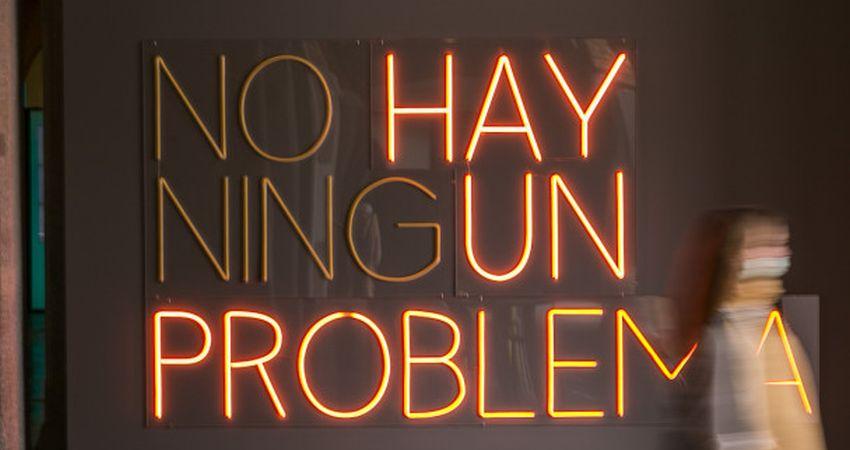 Instalación lumínica 'NO HAY NINGÚN PROBLEMA' de Rodrigo García, en Condeduque