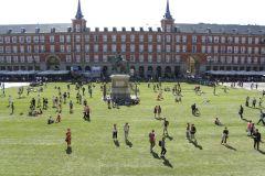 SpY interviene la Plaza Mayor con una pradera gigante de césped natural