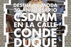 Jóvenes creadores muestran sus diseños en una pasarela en la calle