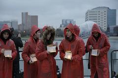 Usera despide las fiestas del Año Nuevo con deseos en forma de farolillos de luz flotantes