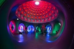 “Katena”, una gran escultura visitable hecha de color, geometría y luz