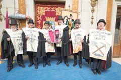 Carmena recibe a la Alegre Cofradía del Entierro de la Sardina