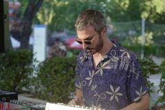 El agua y el césped de la piscina, escenario para música underground