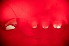 Marco Canevacci construye la mano gigante “Dactiloscopia Rosa” para Naves Matadero