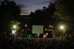 La poesía sale del libro y se instala en la Cuesta de Moyano