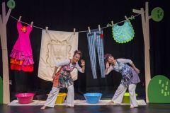 Los bebés se zambullen en el teatr