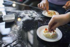 Niñas y niños de 4 a 12 años elaboran el dulce más esperado de la Navidad