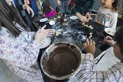 Las niñas y los niños de Madrid cocinan postres navideños en familia